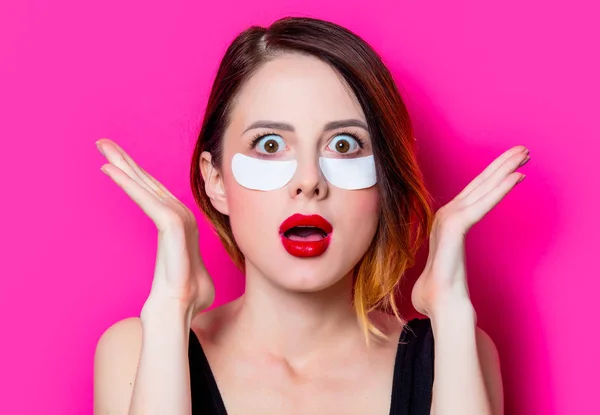 Vrouw Met Behulp Van Eye Patch Voor Haar Ogen Roze — Stockfoto