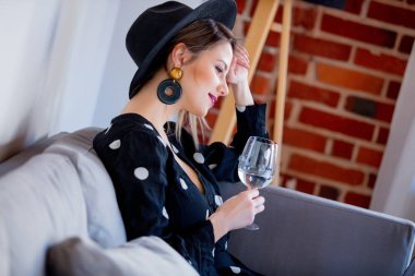 Dizüstü bilgisayar ile genç kız olun bir alışveriş