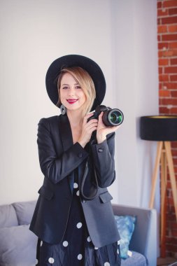 kız siyah elbise ve şapka ile fotoğraf makinesi