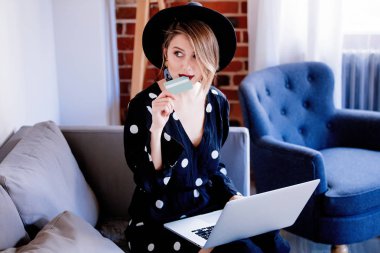 Dizüstü bilgisayar ve kredi kartı ile genç kız