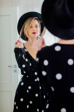 Yeni bir elbise denemede genç kız