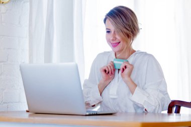 dizüstü bilgisayar ve kredi kartı ile kız.