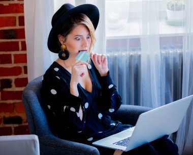 Dizüstü bilgisayar ve kredi kartı ile genç kız