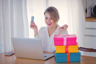 tatil hediye ve bir kredi kartı dizüstü bilgisayarı ile kız