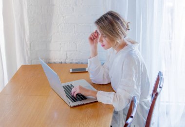 dizüstü bilgisayar ve kredi kartı ile kız.