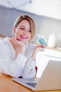 dizüstü bilgisayar ve kredi kartı ile kız.