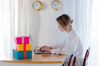 hediye kutuları ve dizüstü bilgisayar ile kız