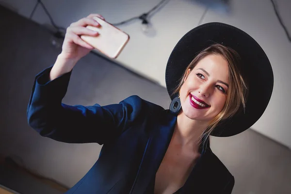 Chica en sombrero negro y vestido y hacer una selfie —  Fotos de Stock