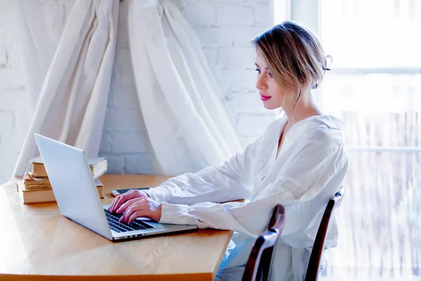 Ragazza con libri e computer portatile — Foto Stock