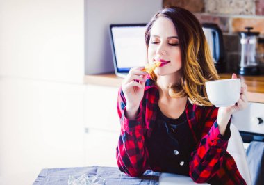 Genç kadın portresi çay veya kahve ile