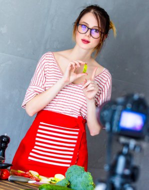 Vegan yemek yemek Kamera Video paylaşım web sitesi için genç beyaz blogger kadın. Mutfak Ev konumda