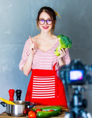 Vegan yemek yemek Kamera Video paylaşım web sitesi için genç beyaz blogger kadın. Mutfak Ev konumda
