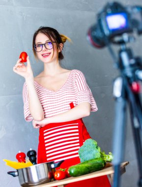 Vegan yemek yemek Kamera Video paylaşım web sitesi için genç beyaz blogger kadın. Mutfak Ev konumda
