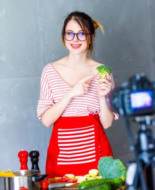 Genç beyaz blogger kadın vegan yemek yemek