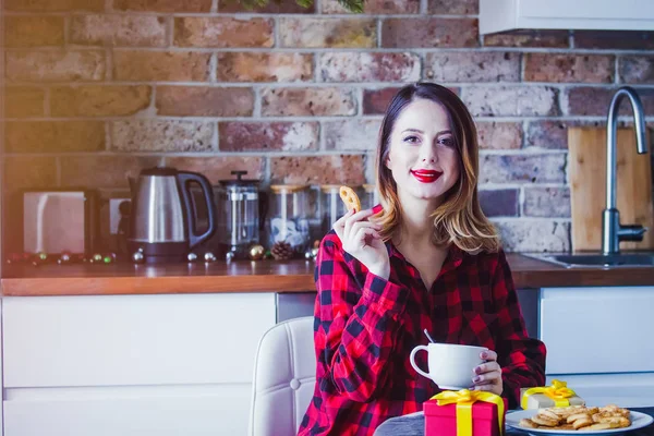 Mujer sentada y en la cocina con regalos presentes —  Fotos de Stock