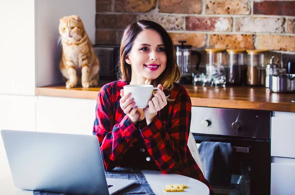 Прекрасная молодая деловая женщина делает перерыв на кофе — стоковое фото