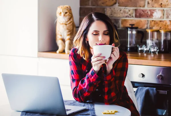 Hermosa joven empresaria tienen una pausa para el café —  Fotos de Stock