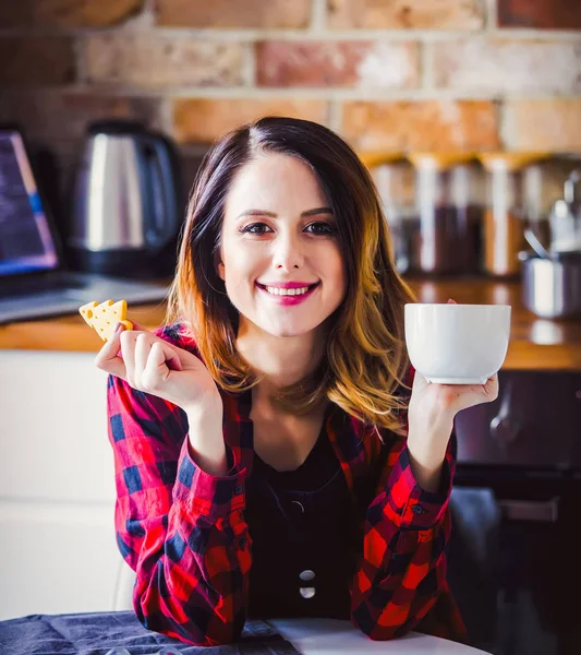 紅茶やコーヒーのカップを持つ若い女性の肖像画 — ストック写真