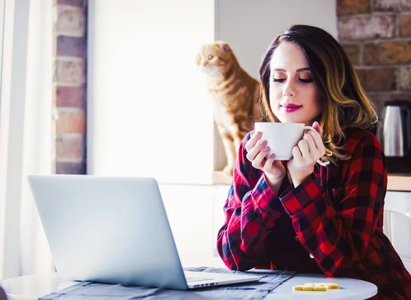 Mooie jonge zakenvrouw hebben een koffiepauze — Stockfoto