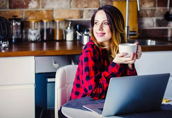 Mooie jonge zakenvrouw hebben een koffiepauze — Stockfoto