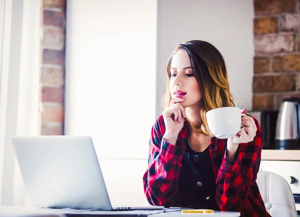 Bella giovane donna d'affari hanno una pausa caffè — Foto Stock