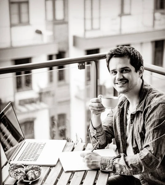Gutaussehender Junger Manager Der Laptop Arbeitet Während Hause Draußen Sitzt — Stockfoto