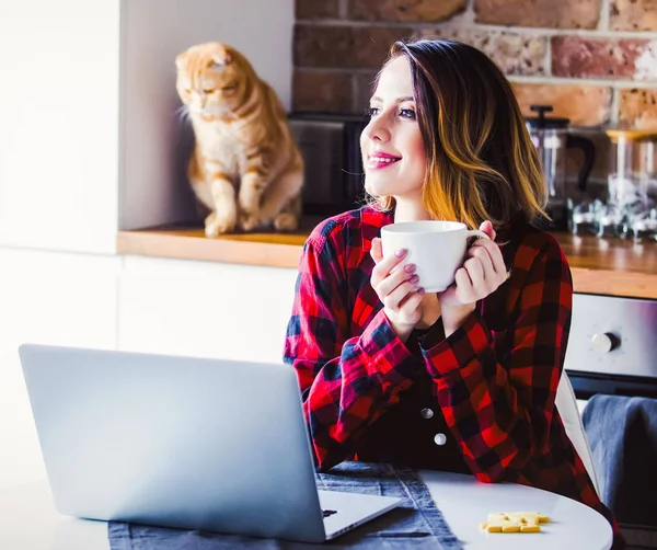 Mooie Jonge Zakenvrouw Hebben Een Koffiepauze Tijdens Vergadering Binnenshuis Keuken — Stockfoto