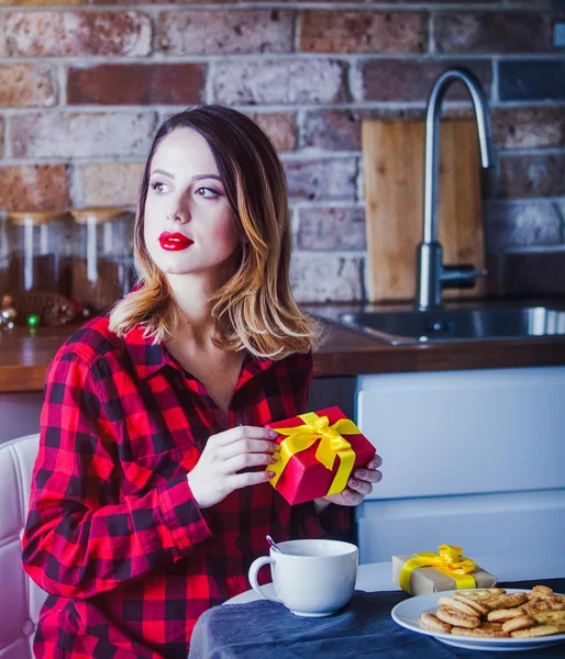 Güzel Genç Kadın Oturma Mutfak Mevcut Hediyeler Ile Noel Zamanı — Stok fotoğraf