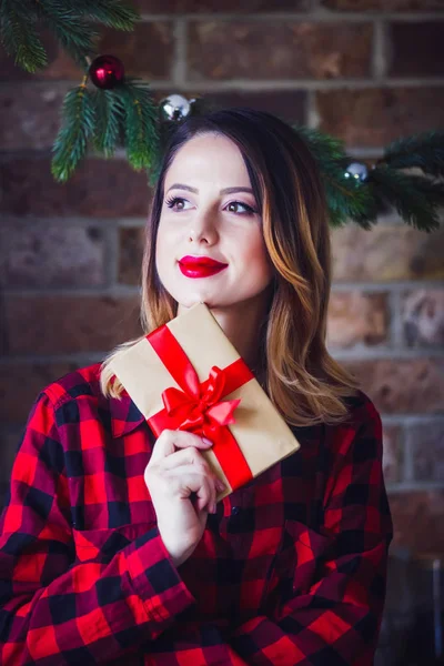 Mujer Pelirroja Joven Con Caja Regalo Cocina Imagen Tiempo Vacaciones —  Fotos de Stock