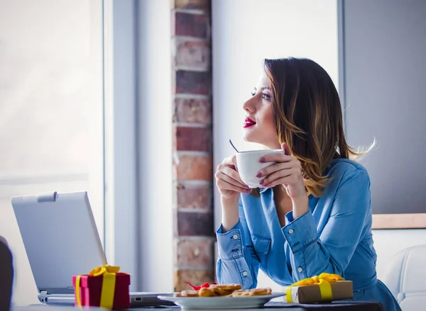 Beautiful Young Businesswoman Have Coffee Break While Sitting Indoors Home — Stock Photo, Image