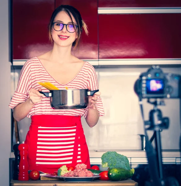 Młody Blogger Kaukaski Kobieta Gotowania Aparat Fotograficzny Pod Kątem Wideo — Zdjęcie stockowe