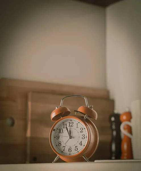 Reloj Despertador Retro Cocina Con Tablas Especias Fondo —  Fotos de Stock