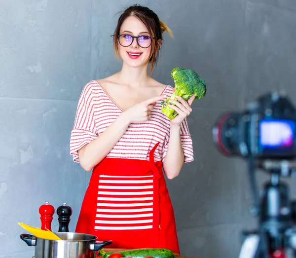 Joven Blogger Caucásica Cocinando Comida Vegana Cámara Para Compartir Videos —  Fotos de Stock