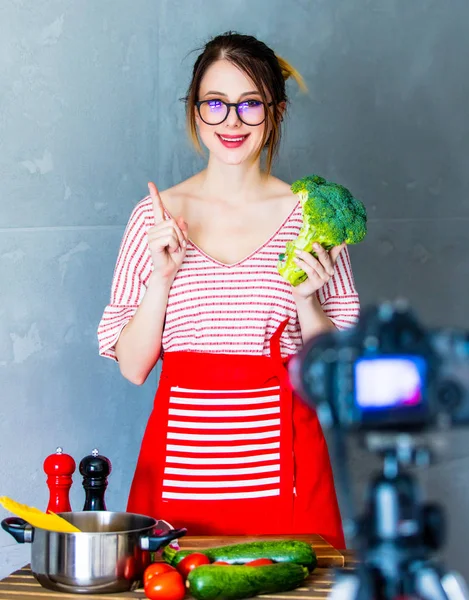 年轻的高加索博主妇女烹饪织女菜在相机视频共享网站 在厨房的家庭位置 — 图库照片