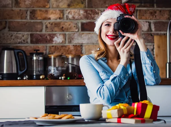 美しい若いカメラマンに座って カメラと贈り物キッチン クリスマスの時期 — ストック写真