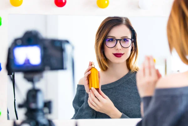 Giovane Blogger Caucasica Donna Che Applica Cosmetici Presso Fotocamera Sito — Foto Stock