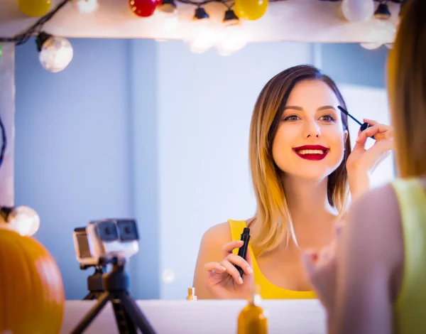Blogger žena použití kosmetiky na kameru — Stock fotografie