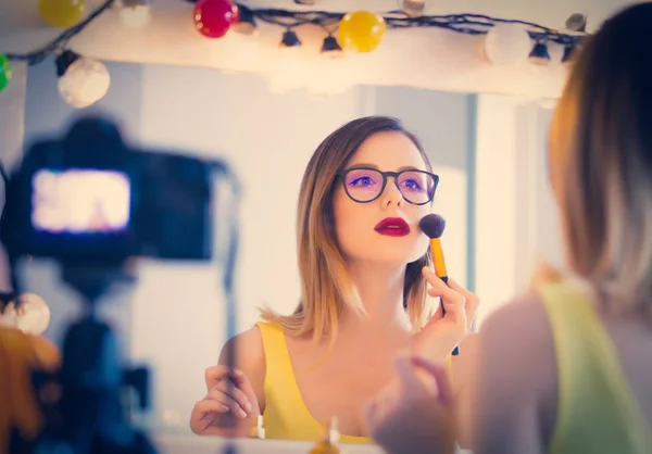 Blogger mujer aplicando cosméticos en cámara — Foto de Stock