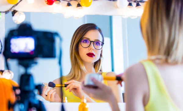 Blogger kvinna tillämpa kosmetika framför kameran — Stockfoto