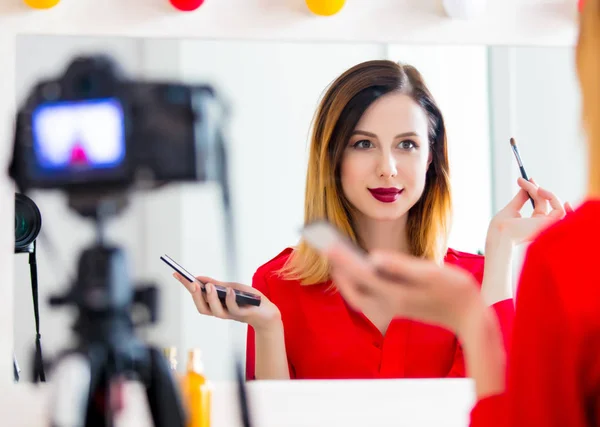 Wanita blogger menerapkan kosmetik di kamera — Stok Foto