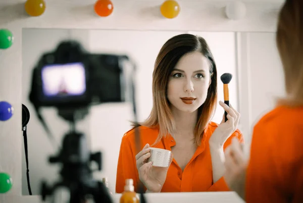 Blogger mujer aplicando cosméticos en cámara — Foto de Stock