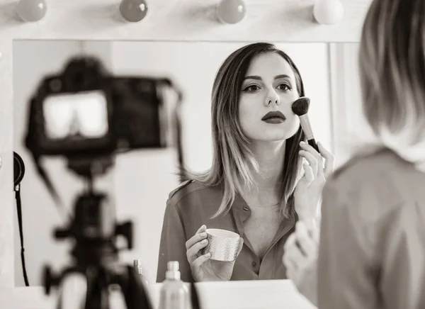 カメラで化粧品を適用するブロガーの女性 — ストック写真