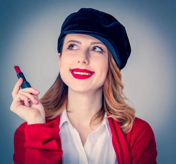 Frau in roter Strickjacke und Hut mit Lippenstift — Stockfoto