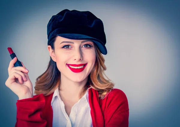 Mujer en cárdigan rojo y sombrero con lápiz labial — Foto de Stock