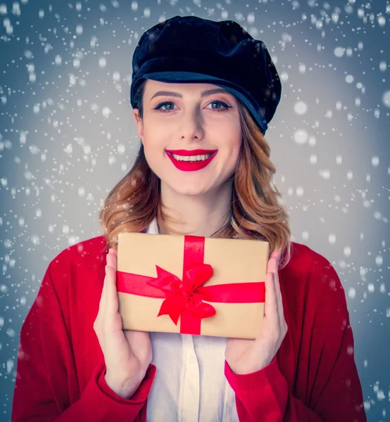 Donna in cardigan rosso e cappello con confezione regalo — Foto Stock