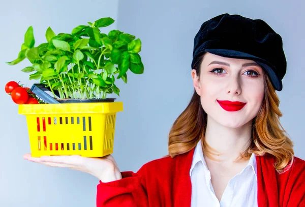 Portrait Jeune Femme Rousse Cardigan Rouge Chapeau Aux Herbes Tomates — Photo