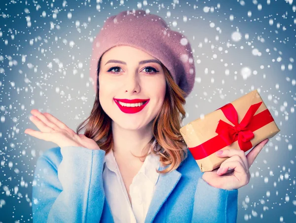 Woman in beret with Christmas gift — Stock Photo, Image