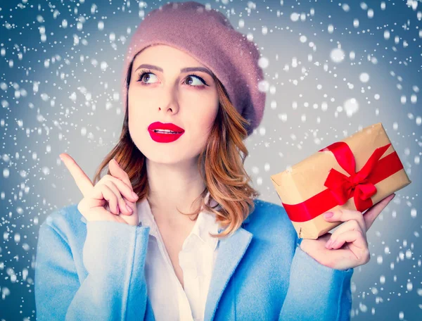 Woman in beret with Christmas gift — Stock Photo, Image