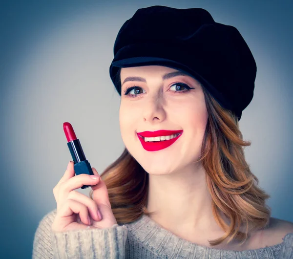 Frau in Pullover und Hut mit Lippenstift — Stockfoto