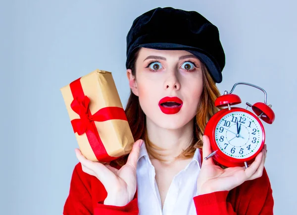 Mulher de chapéu segurando caixa de presente de Natal e despertador retro vermelho — Fotografia de Stock